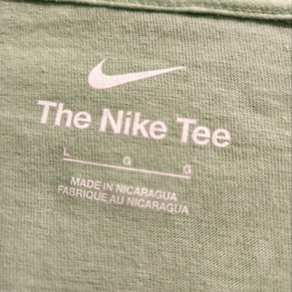 💚 NIKE short sleeve t- shirt BNWT - Picture 2 of 5